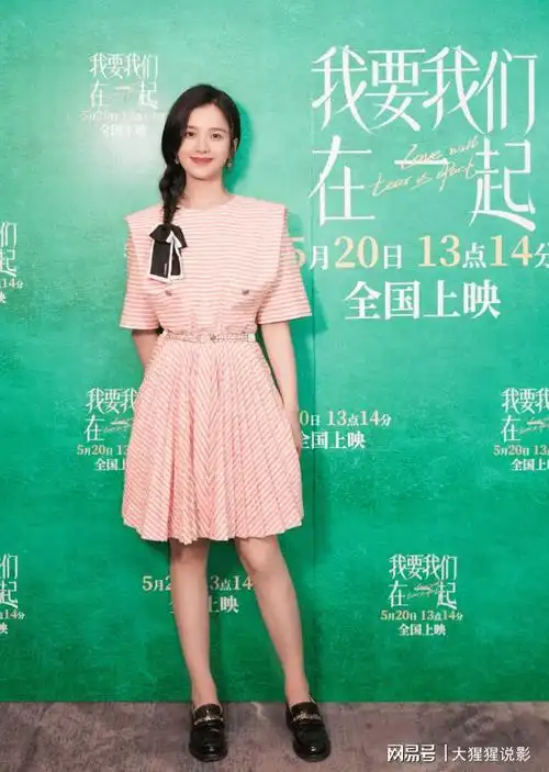 张婧仪身高的1米68,穿上着一条花裙一点也不显矮,反而显得优雅.