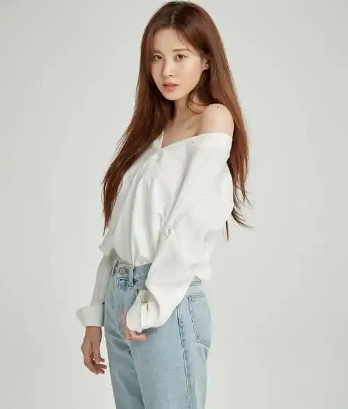 虽说在这几张照片中,徐贤真的有些撞脸宣美的感觉,但是可以很明显的