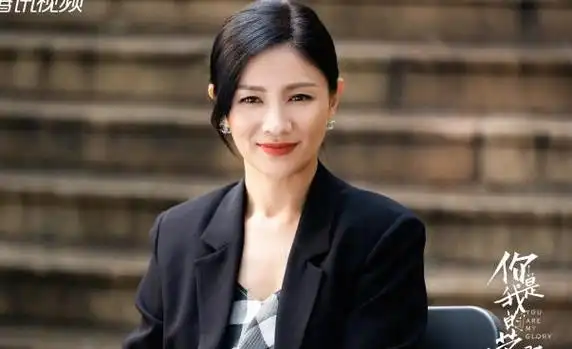 近日在电视剧《你是我的荣耀》中胡可饰演的经纪人玲姐被很多网友喜欢