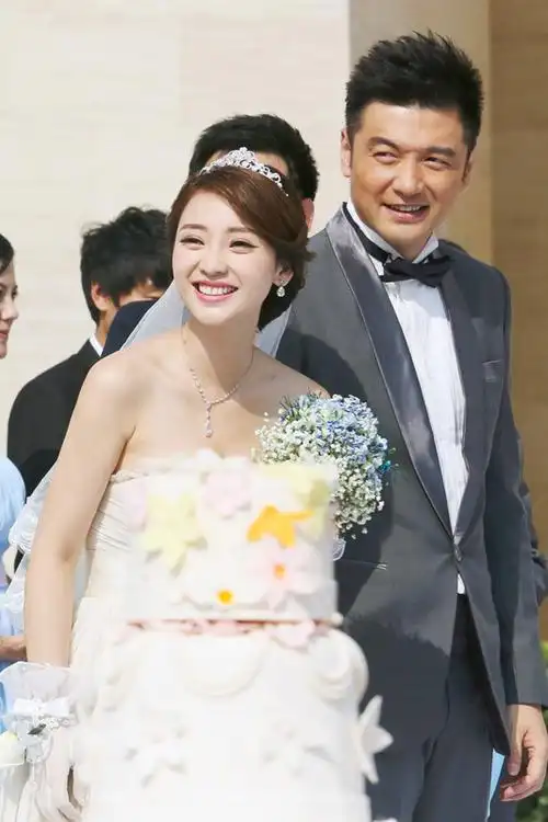 在甜蜜的婚礼进行曲中,高圆圆,柳岩这对闺蜜偕同自己剧中的丈夫黄海波