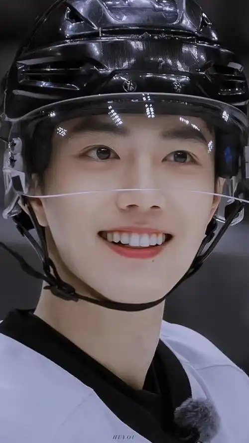 肖战笑得好元气#那必须提名冰球运动这套!