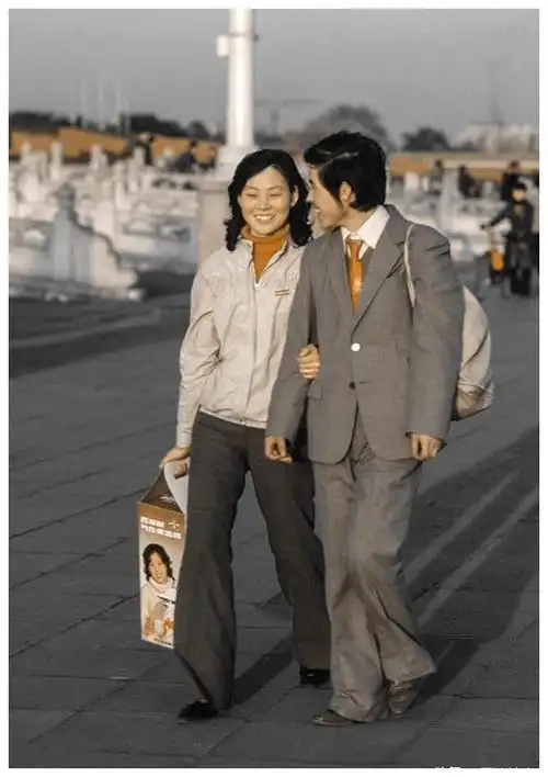 80年代的中国老照片年轻情侣的时髦装束什么样