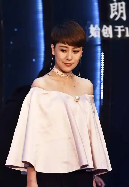 一头短发,一件漂亮的丝质大衣,甜美的喇叭领,留着写着"海清"的发型