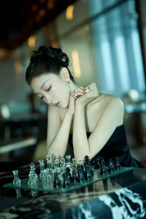 周冬雨宝诗龙全球品牌代言人