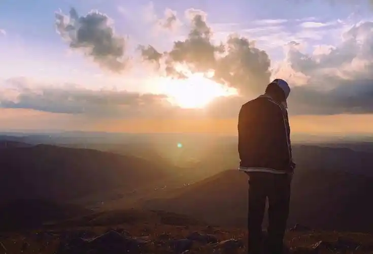 一起看日落,黄昏时分的背影不管看多少遍都还是会被帅到～对温柔的