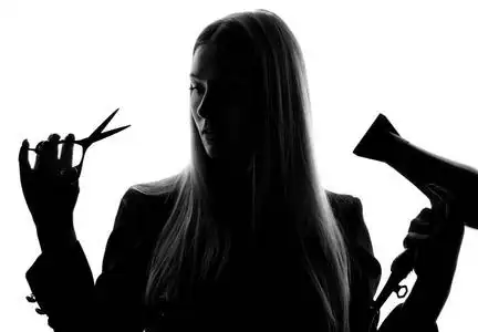 妇女理发师美容师与吹风机剪刀查出在白色背景照片