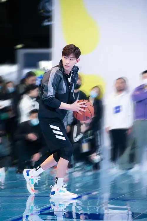 邓伦上脚哈登新战靴!上演登哥招牌必杀技