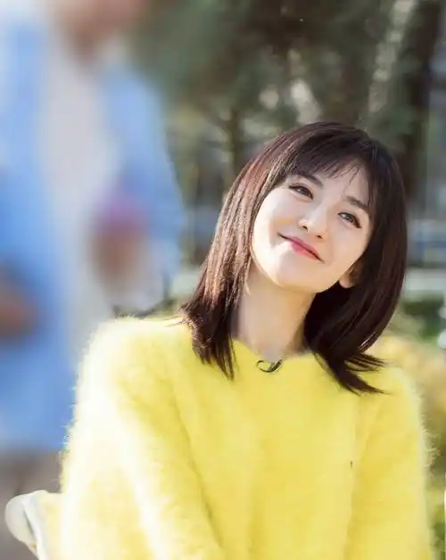 艺人里面微博粉丝量最先破1亿的女明星,此等号召力,就连杨幂也做不到