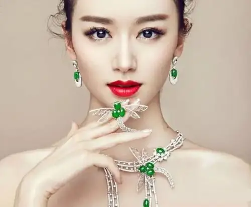 知性女人,戴翡翠!