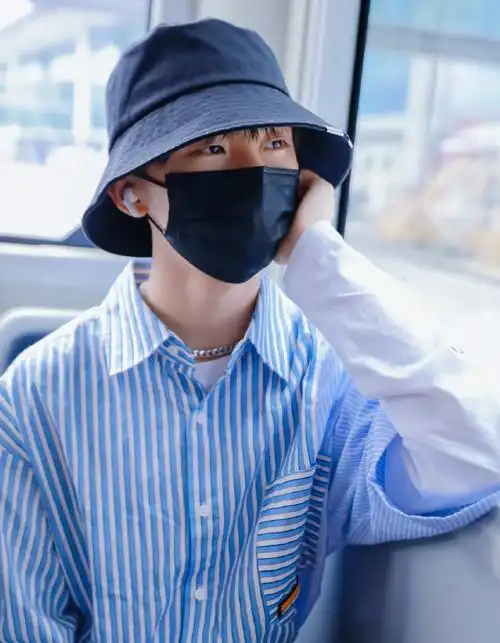 马嘉祺乍一看,原来是那次马嘉祺喜欢却又嫌有点贵的衣服,那时买不起