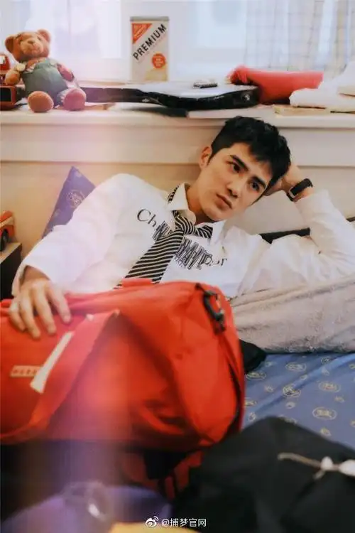 姜潮今日,@姜潮曝光一组玩味十足的old school风写真.