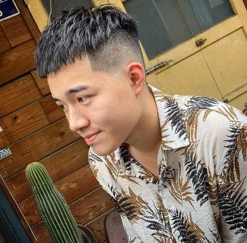 男生夏天别乱剪发型,试试这4款"两边铲光"发型,干净又帅气