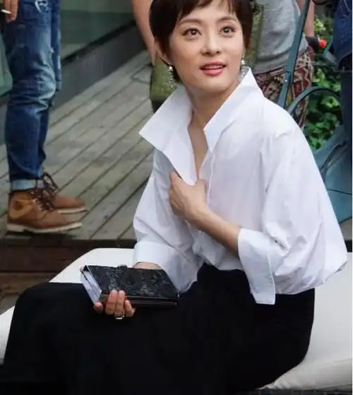 孙俪穿白衬衫出席活动却一直用手拽着领口网友令人尊敬