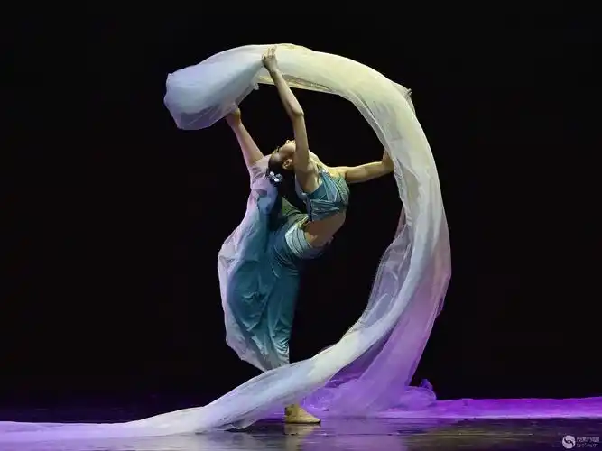 69 【光影中国】 69 舞台摄影 69 独舞《影摇溪水一湾清》1 本