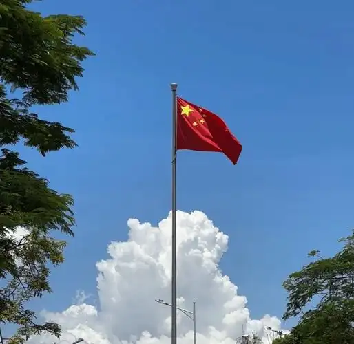 蓝天与红旗:心中的双重挚爱 🌤️🇨🇳