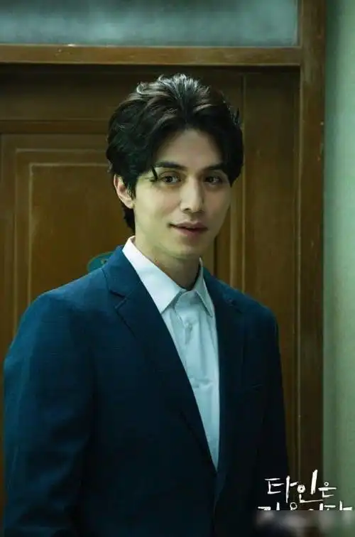 有见过这么帅的牙医吗李栋旭新剧他人即地狱眼镜造型公开