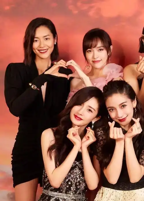 杨幂唐嫣终于再次同框,一个前排一个后排,网友:看来关系是掰了-亲亲自