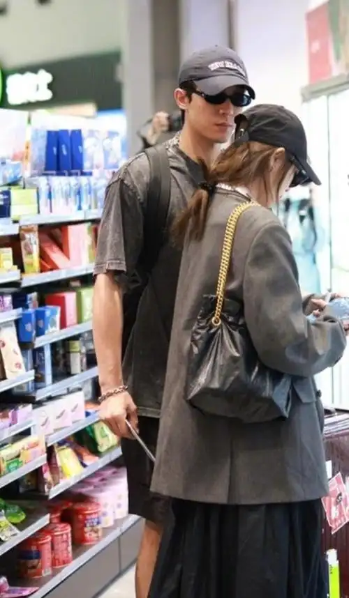 钟楚曦与新男友一起回国形影不离感情深厚没穿情侣装风格迥异