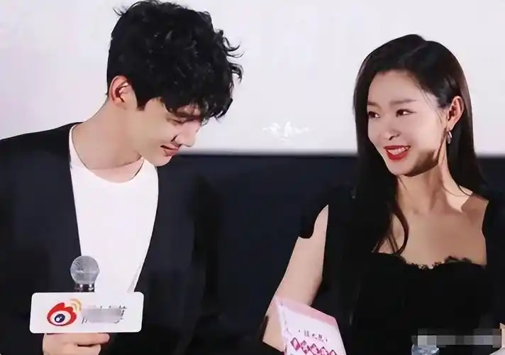 白敬亭和宋轶恋情被曝后首次同框,女方大方男方害羞,疑似已同居_感情