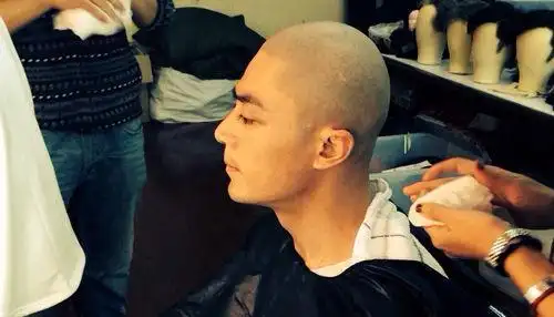 霍建华拍镖门剃光头这更适合我图