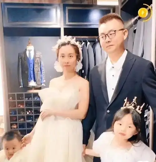 田静晒家人避雨方式,外公为奇奇悦悦撑伞,郭威近况变化明显 - 娱乐