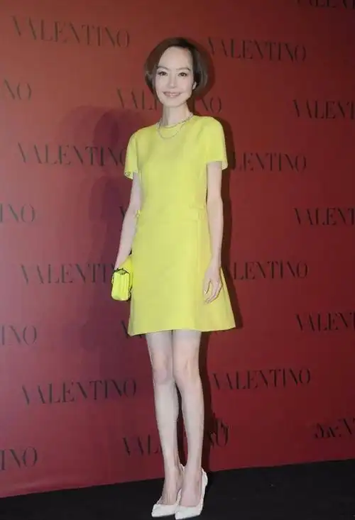 鲁豫终于胖一点了,都敢穿紧身裤了!这样打扮,看起来协调很多!