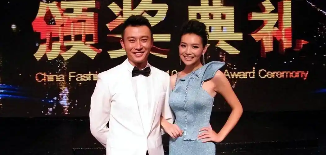 栗坤的老公王元昊,跟她算是青梅竹马,从小两家的关系就很好,所以说