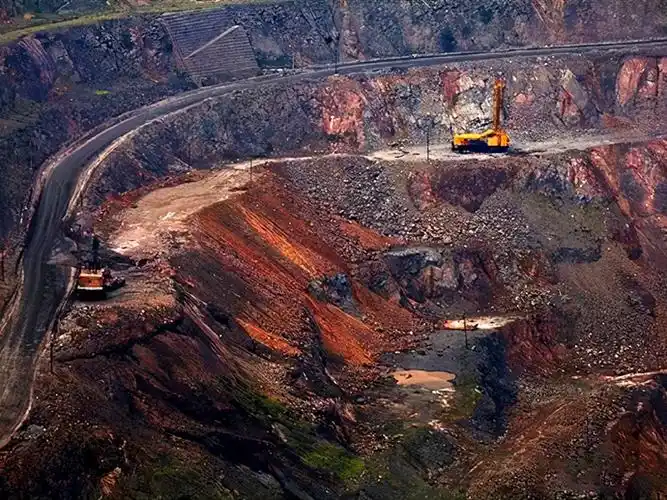 铁矿石开采现场