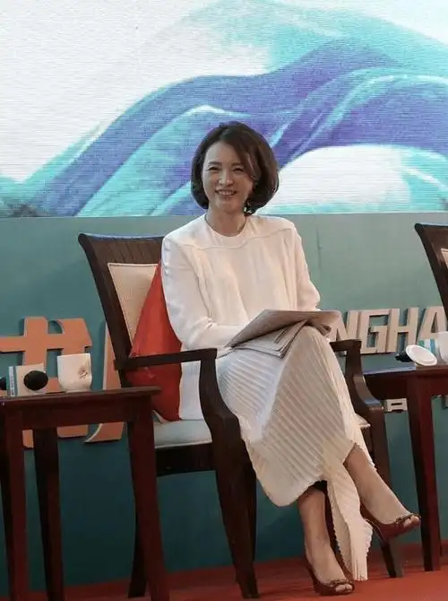 难怪董卿素颜不漂亮色斑皱纹都这么多低头走路显然没了自信