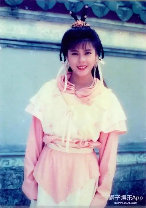 任盈盈的扮演者叫梁艺龄,首次出演电视剧是《书剑恩仇录》的香香公主