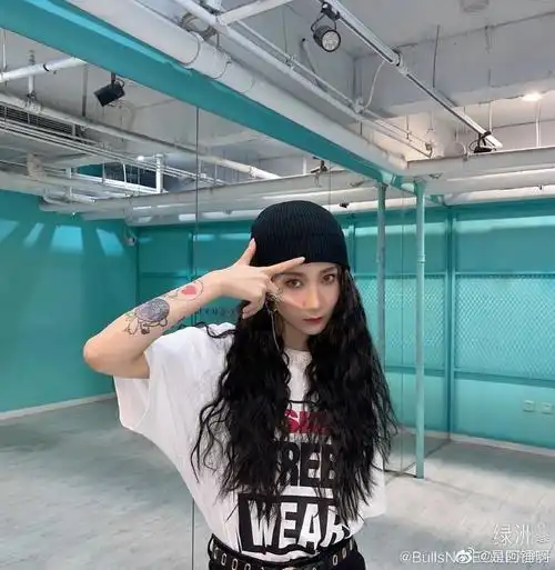 女rapper胸前纹身魅力十足除了性感还有这些意义
