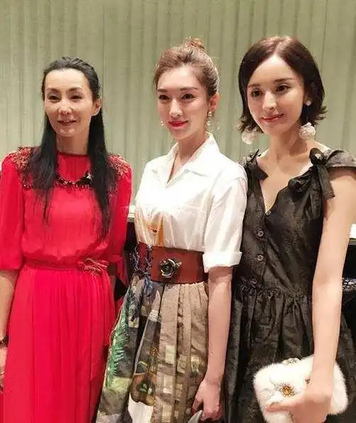 刘雯张梓琳杜鹃同框,世姐整个人都变暗淡,娜扎在旁边显得好普通