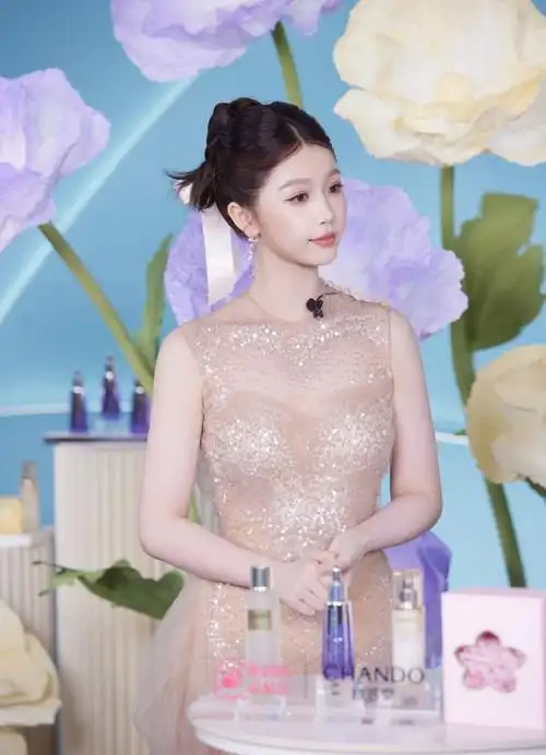 自然堂全球护肤代言人虞书欣##自然堂小紫瓶