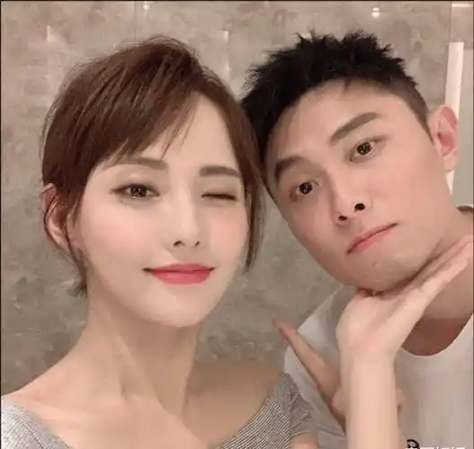 原创张嘉倪近照长发变短发喝饮料眯眼卖萌脸小身小瘦到撑不起衣服