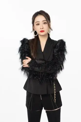 原创46岁陈德容女神节扮酷耍帅,黑色羽毛西装搭配高马尾,美如少女