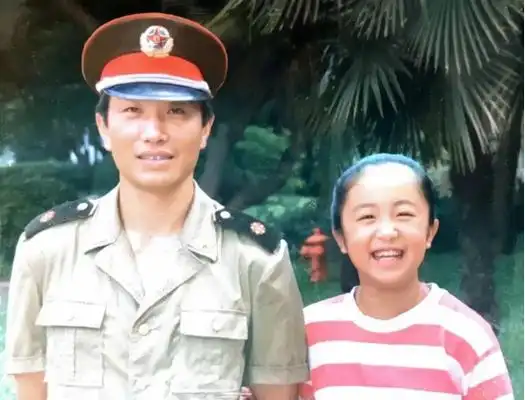 杜源发现妻子的车开了很久,轮胎的花纹都磨没了,意识到很危险,刚好