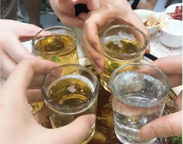 喝白酒与喝啤酒哪个对身体伤害更大些医生告诉你实情