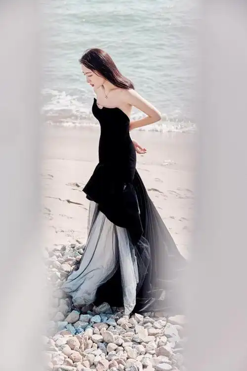 马苏发布金鸡奖海边写真黑色拖地长裙衬托无暇美背