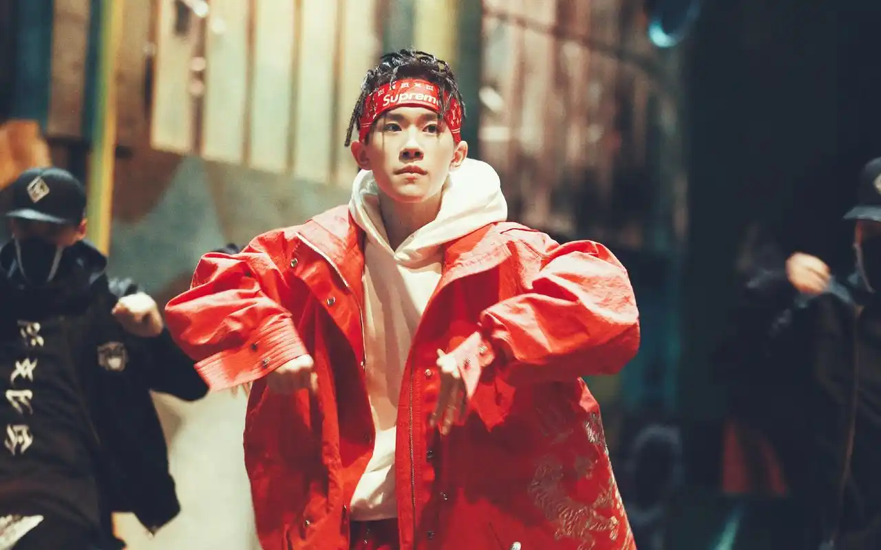 易烊千玺《这就是街舞》帅气图片桌面壁纸