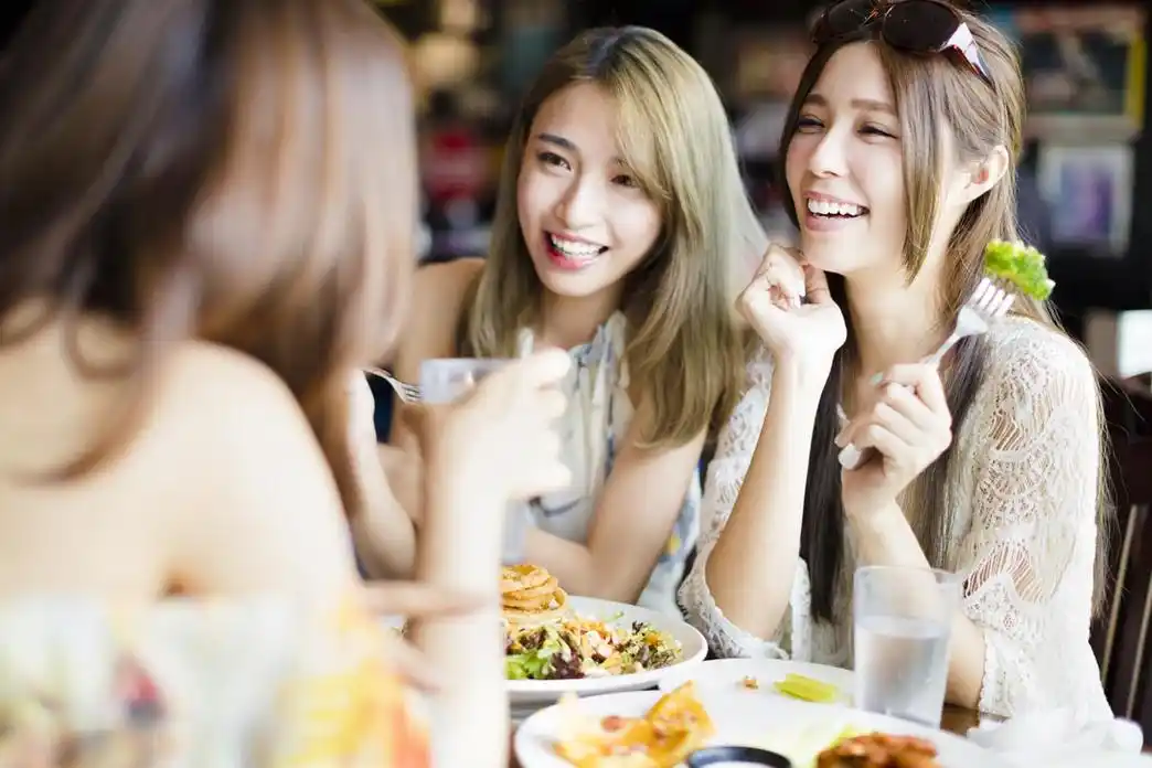 关键词:聚会美女朋友开心啤酒闺蜜美食食物盘子餐饮美女女人女性时尚