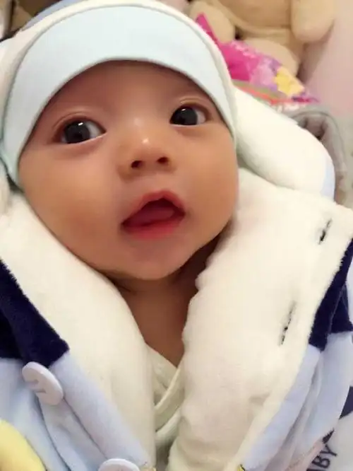 果然生了大眼睛帅气的男宝宝!超赞!