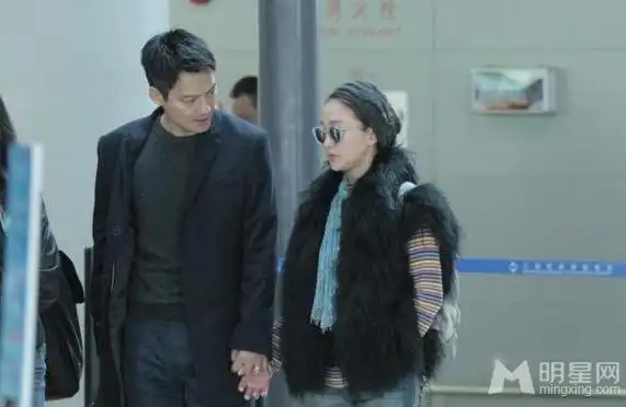 周迅高圣远恩爱出行十指相扣满脸幸福