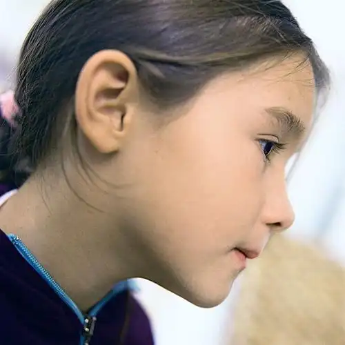 小女孩,侧面视角,特写