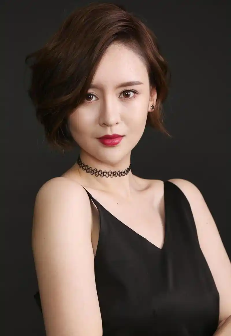 同时,她还曾获得第六届全国平面模特大赛的亚军.