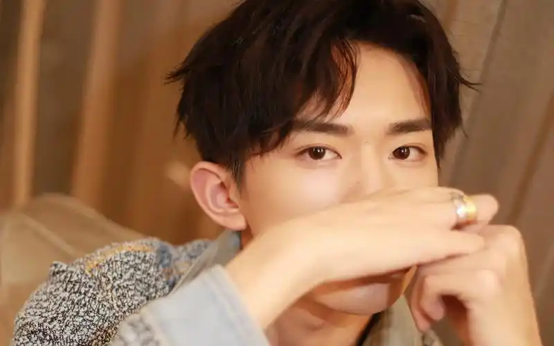 易烊千玺帅气写真,高清图片,电脑桌面-壁纸族