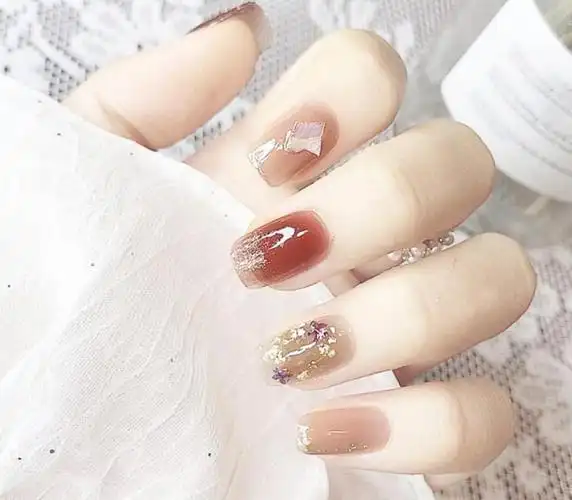 2020流行清透棕色金箔显白美甲款式