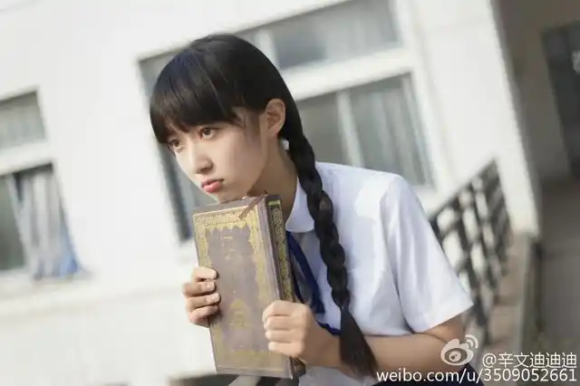 95后校花晒最美校服照