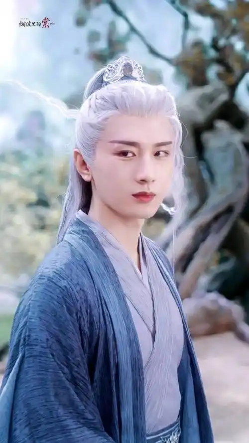 成毅的白发古装也不惶多让,和《长相思》谭健次一样充满破碎感,仙气