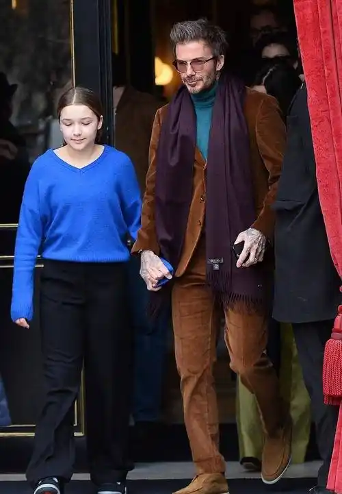 他带着女儿哈珀·塞文·贝克汉姆在巴黎街头散步.