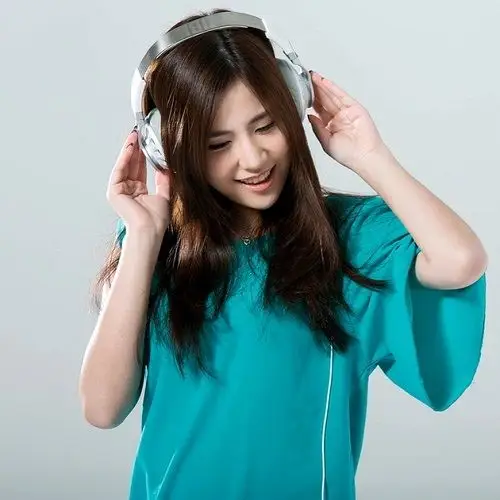 头戴耳机听歌的美女高清图片此般风韵雅相宜